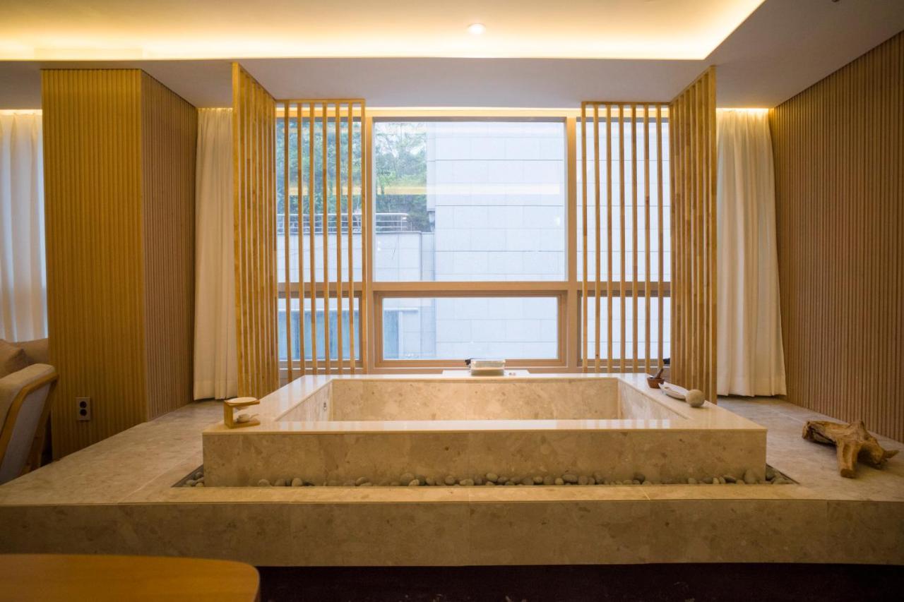 Uh Suite The Myeongdong Seoul Bagian luar foto