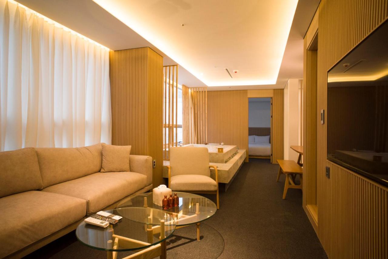 Uh Suite The Myeongdong Seoul Bagian luar foto