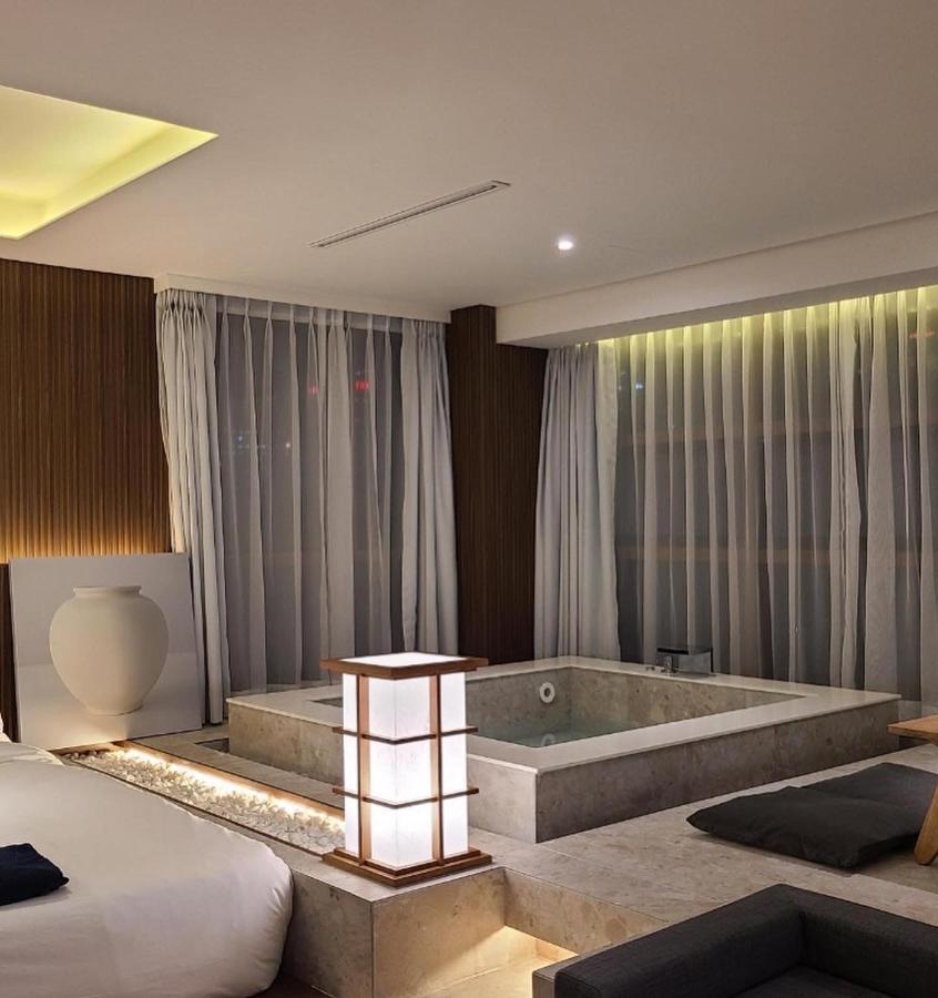 Uh Suite The Myeongdong Seoul Bagian luar foto