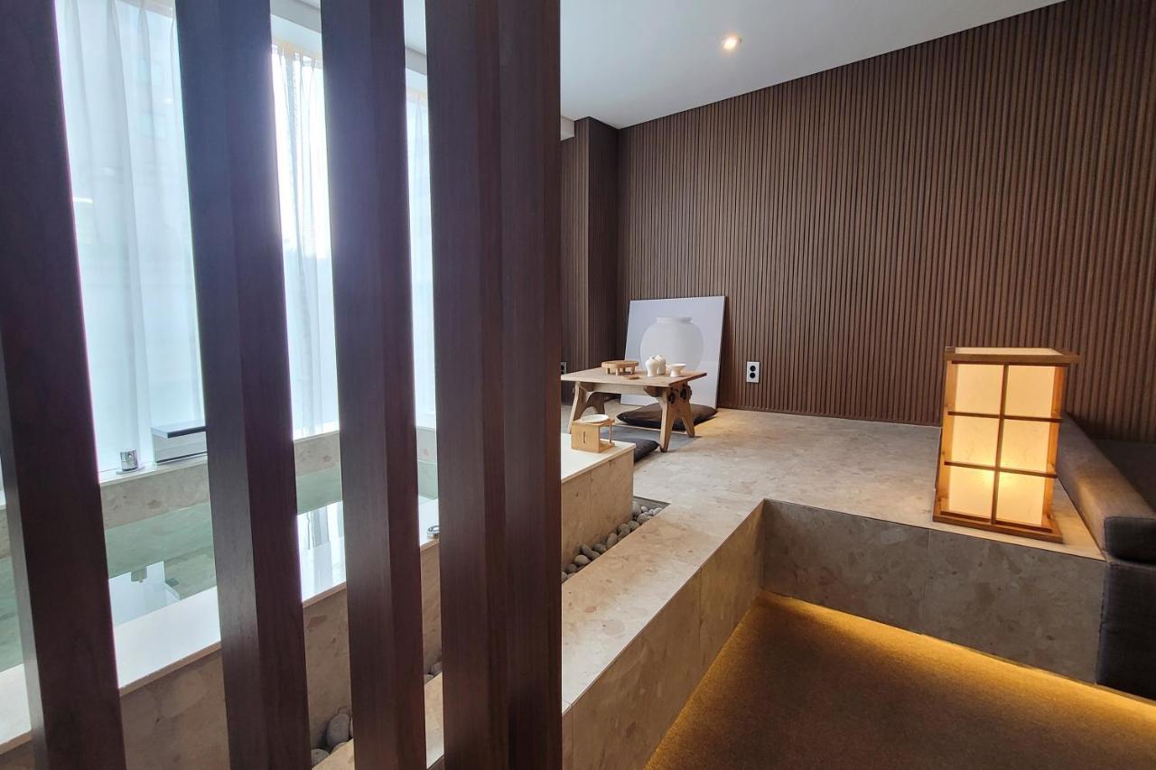 Uh Suite The Myeongdong Seoul Bagian luar foto