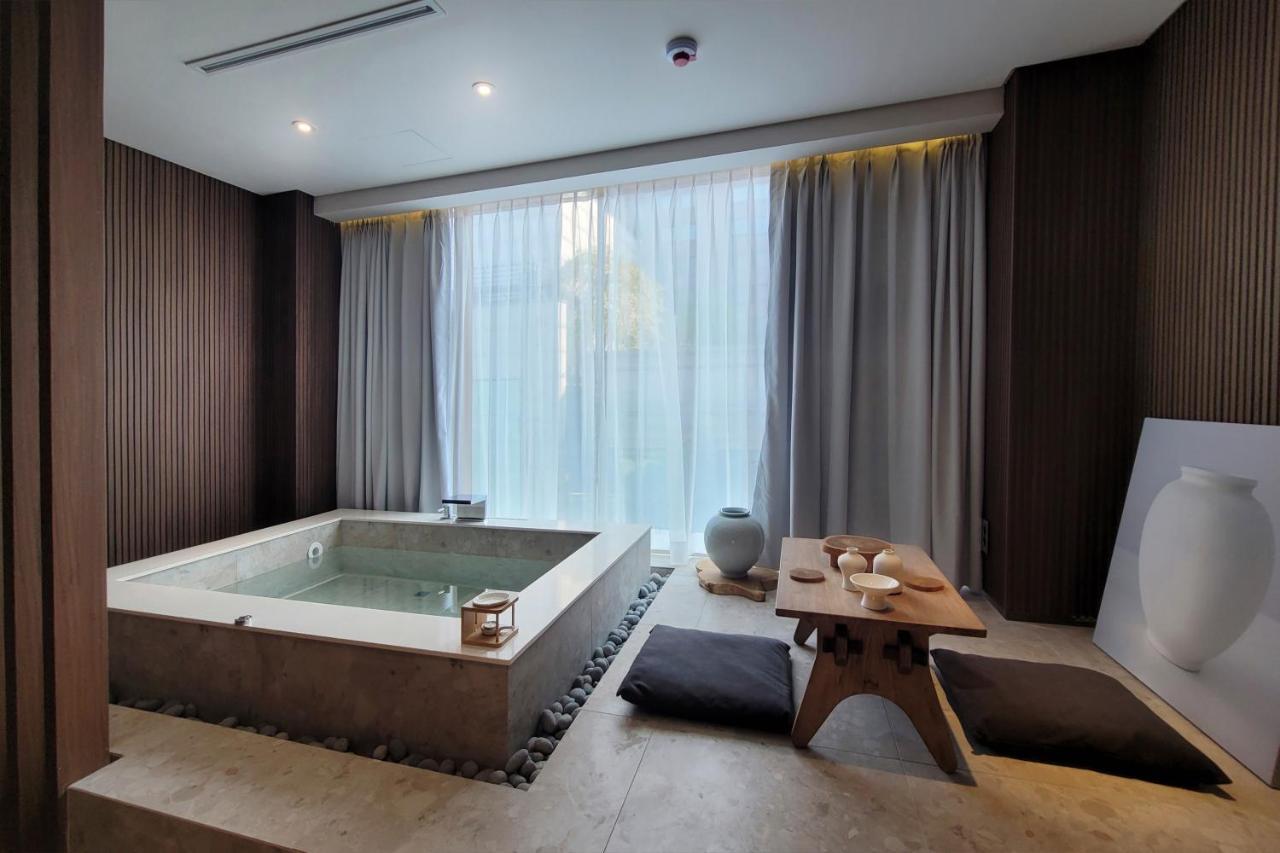 Uh Suite The Myeongdong Seoul Bagian luar foto