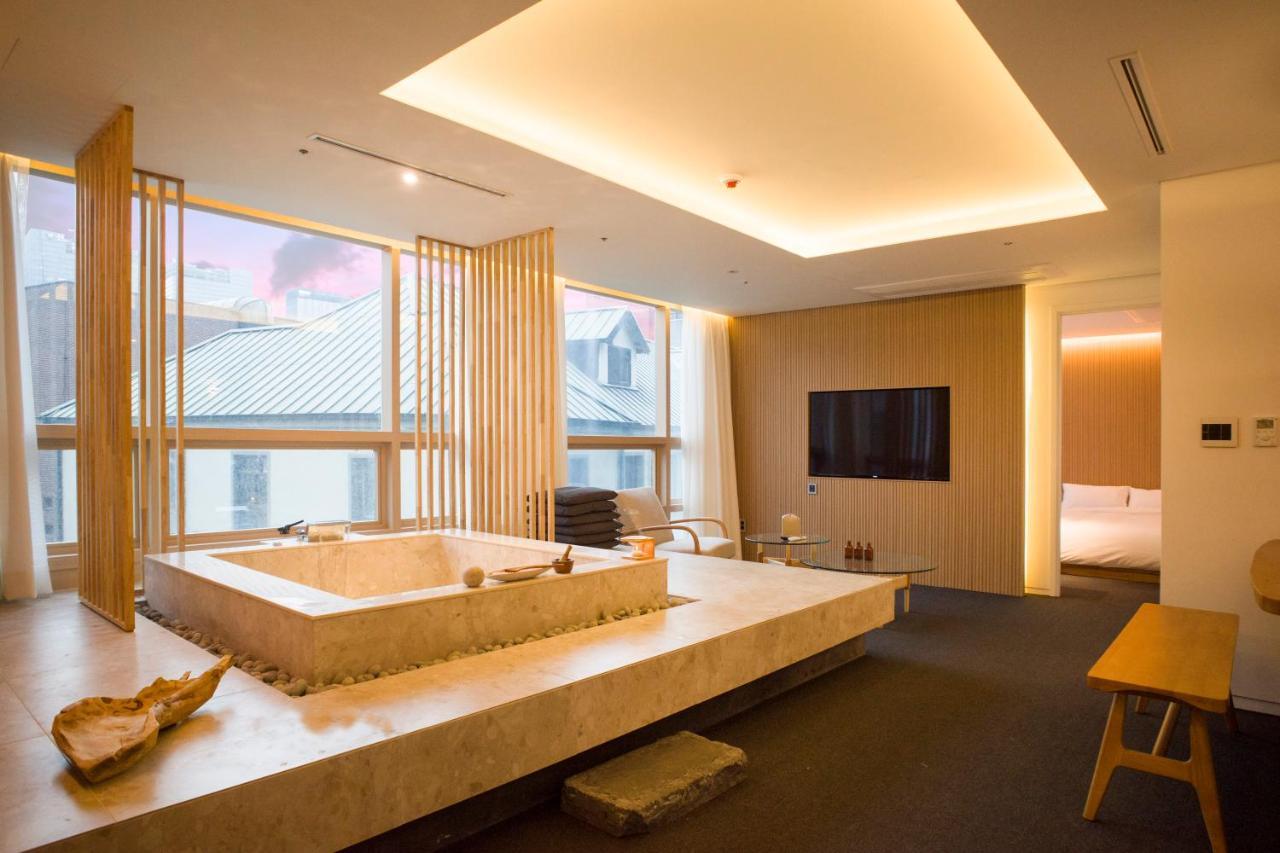 Uh Suite The Myeongdong Seoul Bagian luar foto