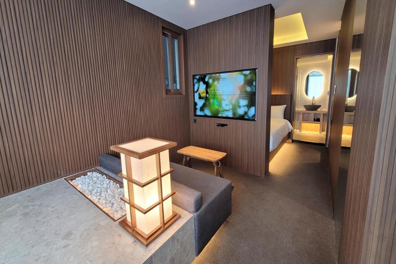 Uh Suite The Myeongdong Seoul Bagian luar foto