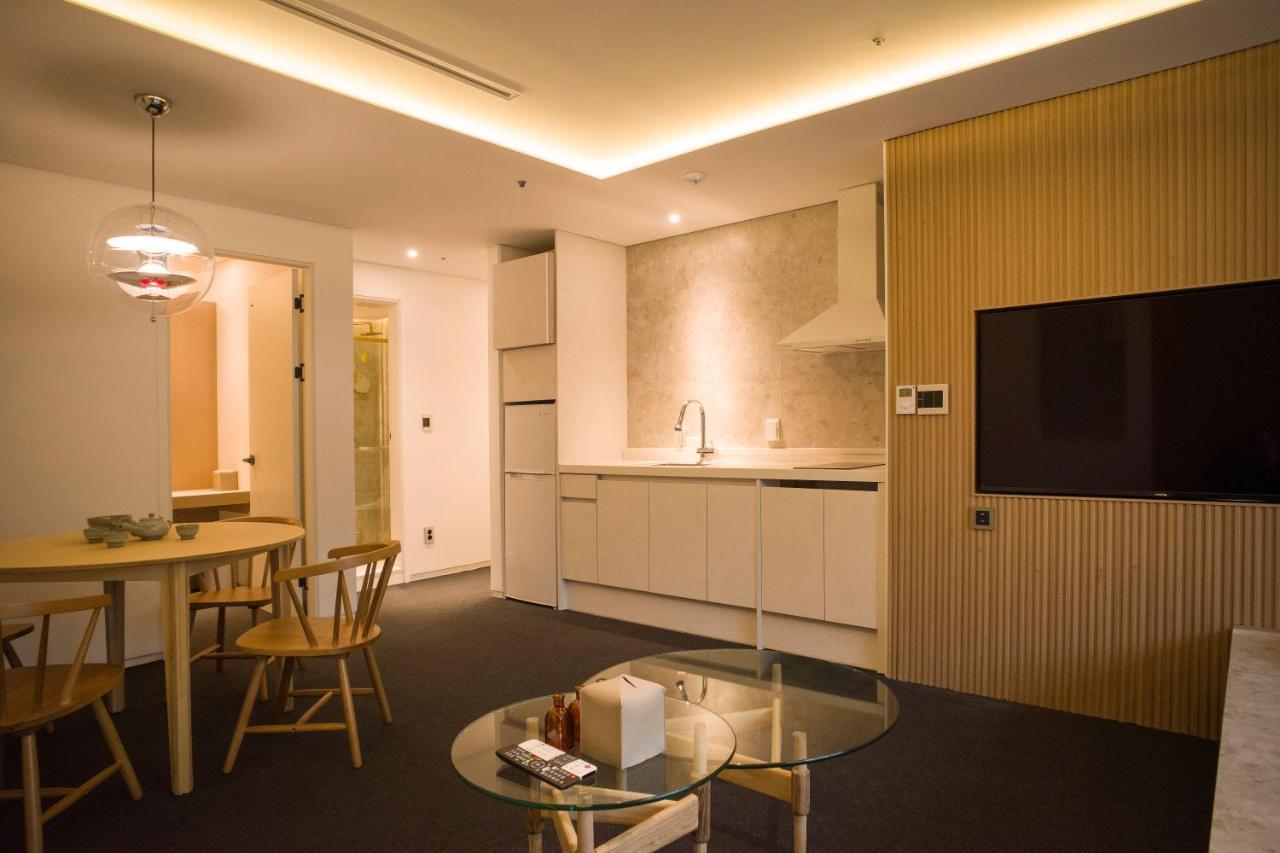 Uh Suite The Myeongdong Seoul Bagian luar foto