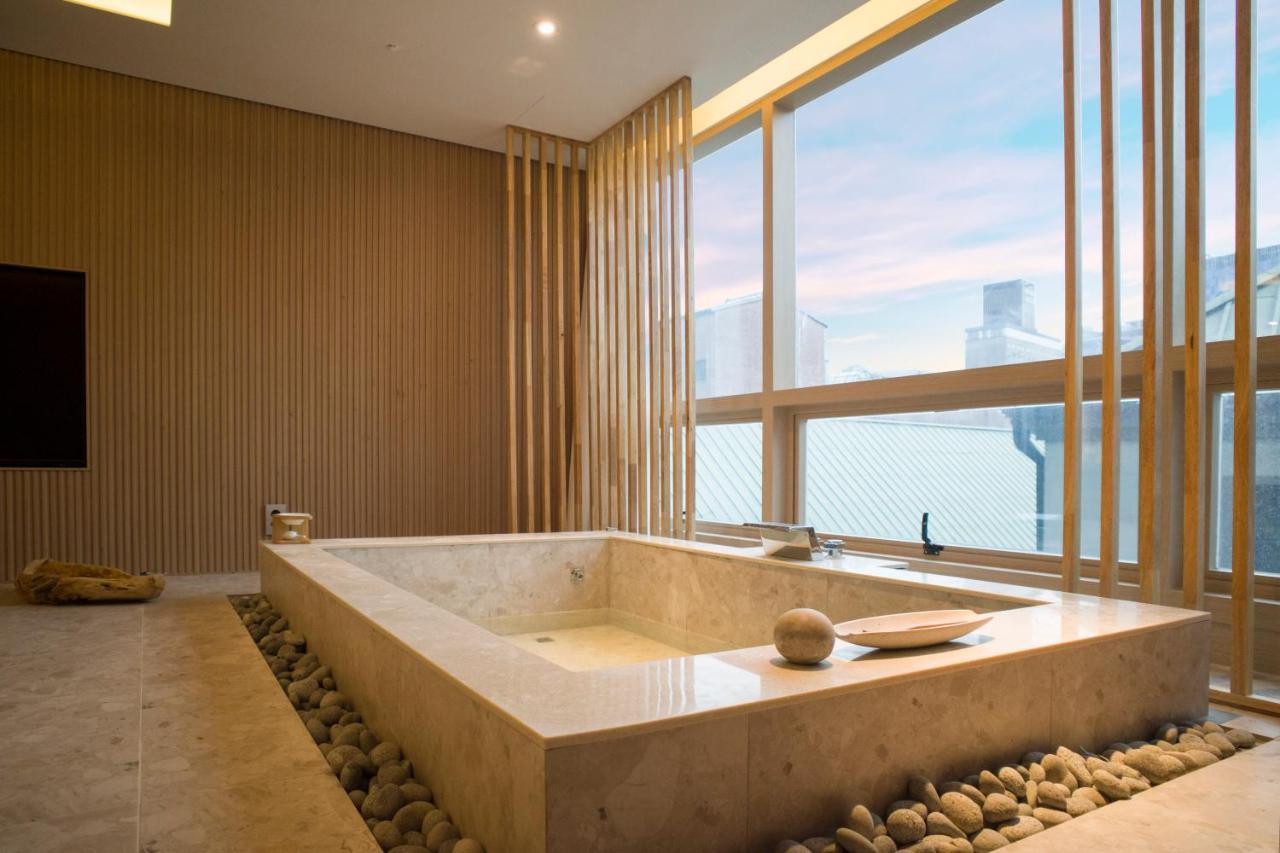 Uh Suite The Myeongdong Seoul Bagian luar foto