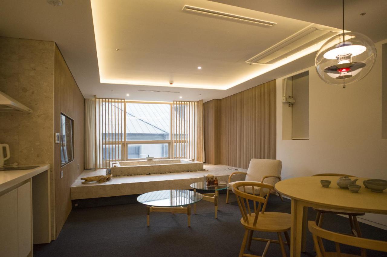 Uh Suite The Myeongdong Seoul Bagian luar foto