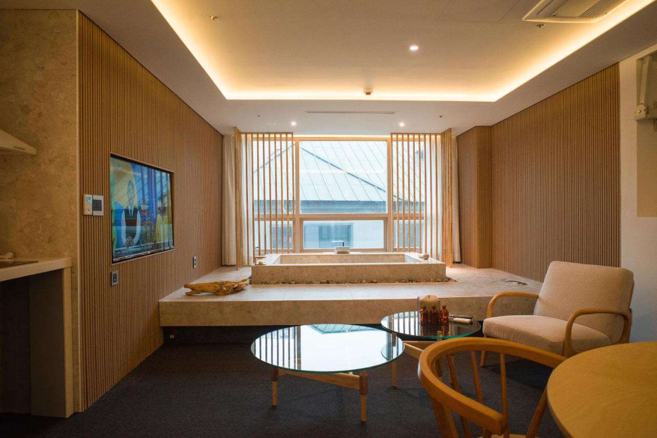 Uh Suite The Myeongdong Seoul Bagian luar foto