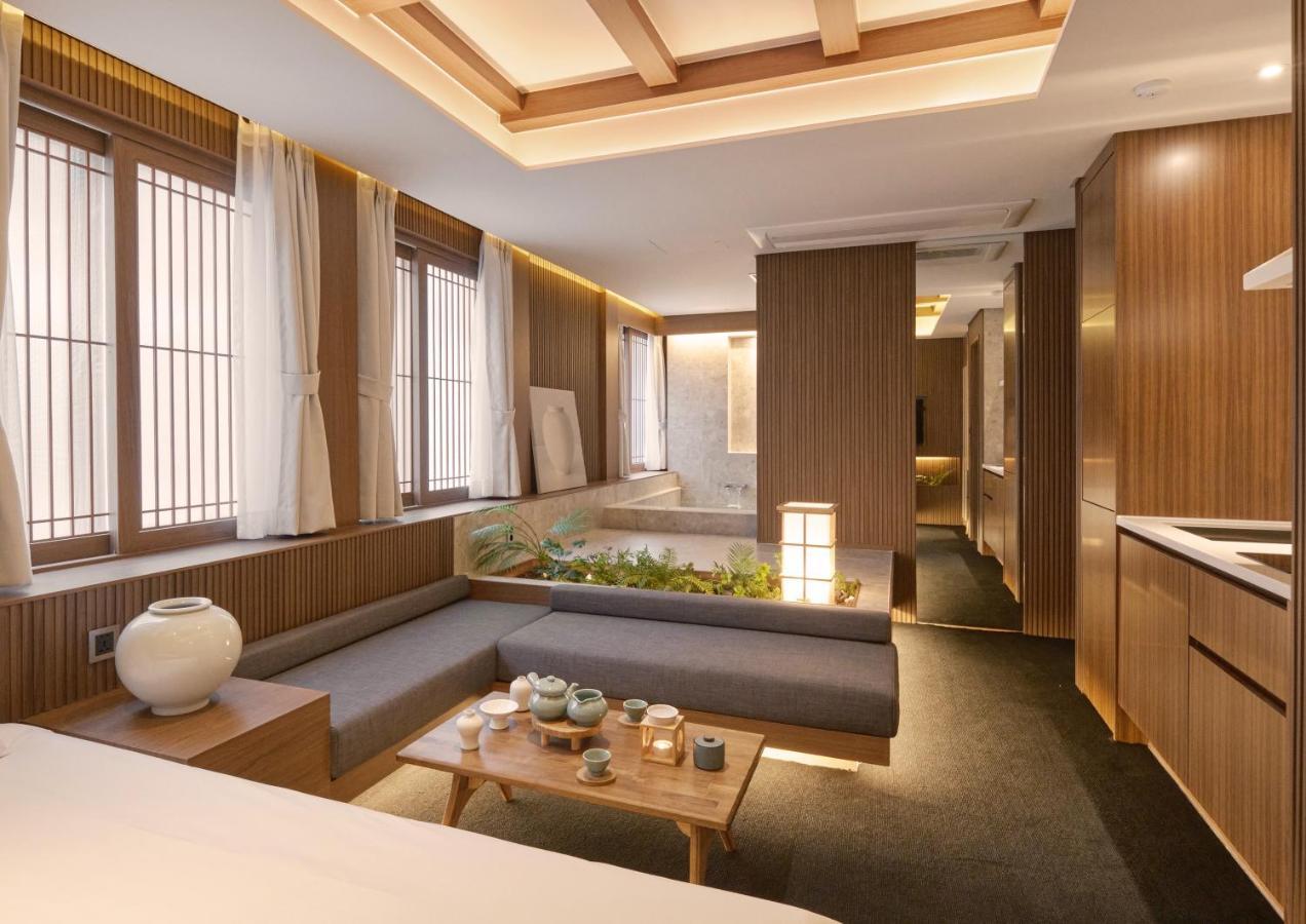 Uh Suite The Myeongdong Seoul Bagian luar foto