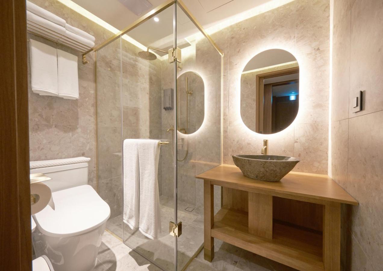 Uh Suite The Myeongdong Seoul Bagian luar foto
