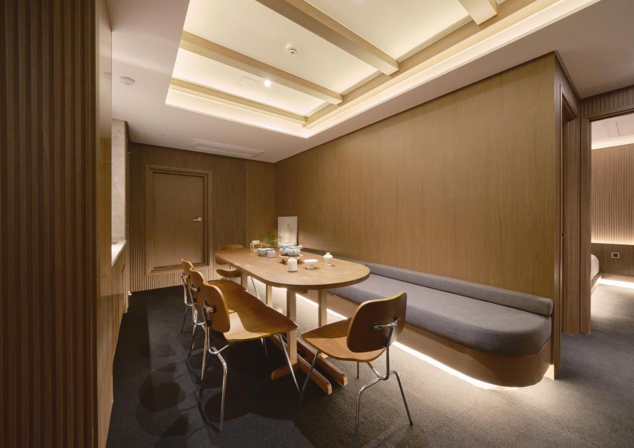 Uh Suite The Myeongdong Seoul Bagian luar foto