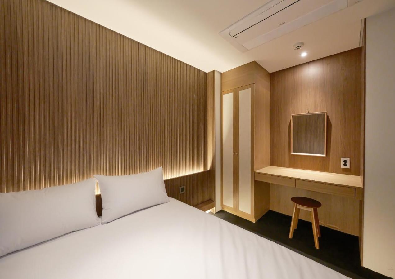 Uh Suite The Myeongdong Seoul Bagian luar foto