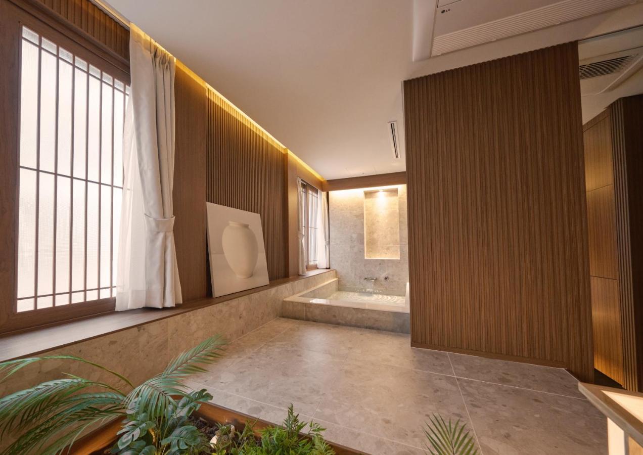 Uh Suite The Myeongdong Seoul Bagian luar foto