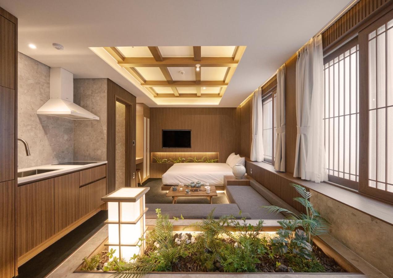Uh Suite The Myeongdong Seoul Bagian luar foto