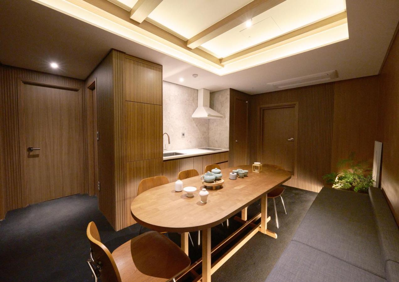 Uh Suite The Myeongdong Seoul Bagian luar foto